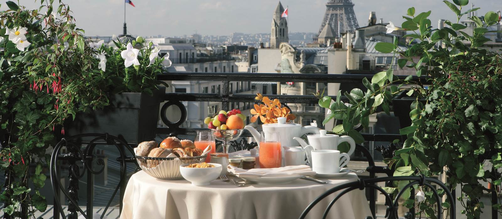 Frühstück Eiffelturm Ansicht Suiten Hotel Balzac Paris